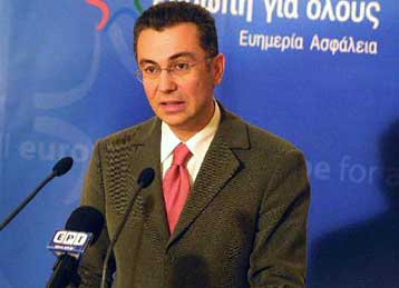 Απολυμένοι οι υπεύθυνοι για τις αποδοκιμασίες κατά του Κ.Σημίτη κατά τον Θ.Ρουσόπουλο