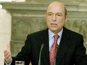 Εκλογές στις 7 Μαρτίου με νέα ηγεσία στο ΠΑΣΟΚ και πρωθυπουργό τον Κώστα Σημίτη