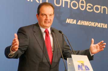 «Τελευταία επικοινωνιακή παράσταση» η αποχώρηση Σημίτη δηλώνει ο πρόεδρος της ΝΔ