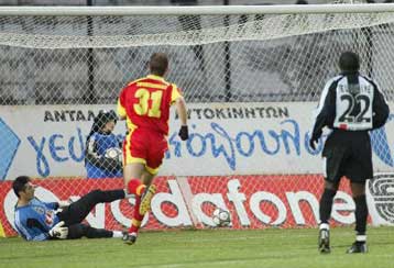 Σοκ για τον ΠΑΟΚ από την Καστοριά, δύσκολες νίκες για ΑΕΚ και Ολυμπιακό