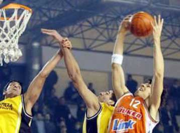 Στην εκπνοή ο Τσιάρας έδωσε τη νίκη στην ΑΕΚ, 83-82 την Ούλκερ