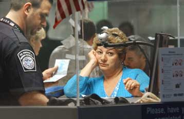 Με βίζα θα εισέρχονται οι Βρετανοί στις ΗΠΑ έως ότου εκδοθούν τα νέου τύπου διαβατήρια