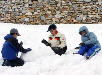 Προβλήματα στην κυκλοφορία από τον παγετό και τις χιονοπτώσεις σε πολλές περιοχές