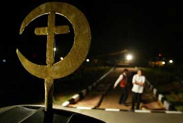 Επιμνημόσυνη δέηση για τους 148 νεκρούς από τη συντριβή του αιγυπτιακού Boeing