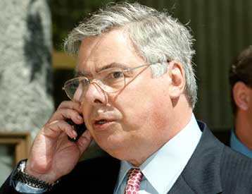 Την πρόσκληση Καραμανλή για τηλεοπτικό διάλογο με τον Γ.Παπανδρέου επανέφερε ο Έβερτ