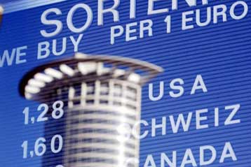 «Αλμα» του ευρώ πάνω από τα 1,2850 δολάρια σε νέο ιστορικό υψηλό