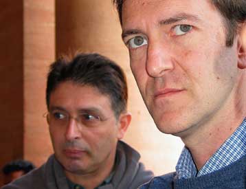 Σε φυλάκιση έξι μηνών καταδικάστηκαν δύο Γάλλοι δημοσιογράφοι στο Πακιστάν