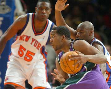 Τέλος οι μέτριες εμφανίσεις και επιτέλους νίκη για τους Νικς επί των Μπακς με 94-88