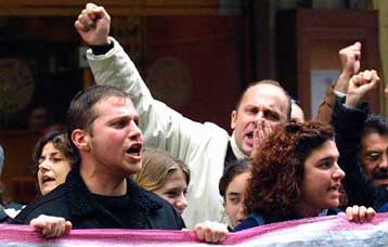 Την παρέμβαση του Γ.Παπανδρέου ζήτησαν οι ιπτάμενοι συνοδοί και φροντιστές