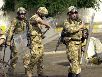 Ενισχύουν οι Βρετανοί τα μέτρα ασφαλείας στην Αμάρα μετά τις διαδηλώσεις των Ιρακινών