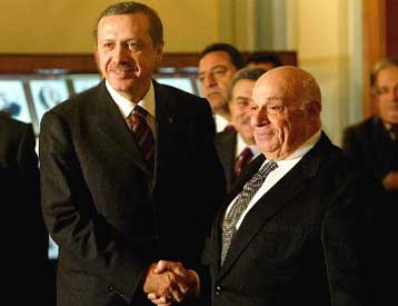 Για υπό όρους αποδοχή του σχεδίου Ανάν μιλά ο Ντενκτάς επιστρέφοντας από την Τουρκία