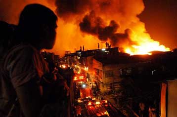 Δεκάδες χιλιάδες άστεγοι από μεγάλη πυρκαγιά στην πρωτεύουσα των Φιλιππίνων