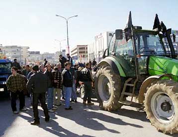 Αποχώρησαν οι αγρότες που είχαν στήσει μπλόκα στο ύψος του Αιγίου