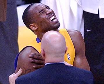 Νίκη για τους Λέικερς στο ΝΒΑ, αλλά και σοκ από τον τραυματισμό του Κόμπι Μπράιαντ