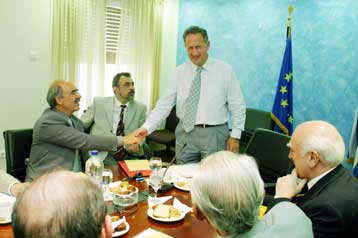 Εκλογές χωρίς πλαστικές σημαίες, σπρέι, μεγάφωνα και αεροπανό