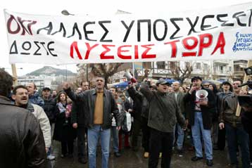 Τη κυβερνητική στάση απέναντι στους ιπτάμενους συνοδούς και φροντιστές επικρίνει η ΝΔ