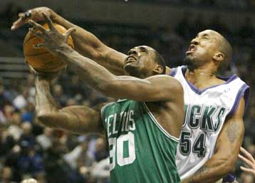 Σπουδαία νίκη των Μπακς επί των Σέλτικς με πρωταγωνιστή τον Μάικλ Ρεντ