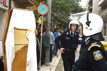 Συμπλοκές μεταξύ αστυνομικών και απεργών οικοδόμων έξω από τη Νομαρχία Αχαΐας