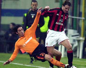 Με Αμπροζίνι η Μίλαν στην εκπνοή 2-1 τη Ρόμα