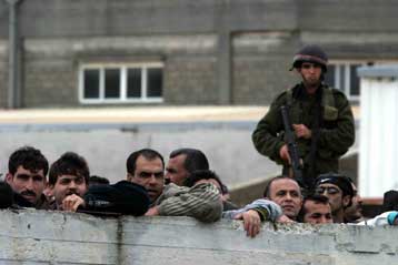 Με πλήρη αποκλεισμό της Λωρίδας της Γάζας απαντά το Ισραήλ στην επίθεση αυτοκτονίας