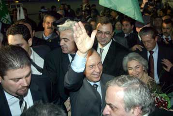 Με μήνυμα για εκλογική νίκη του ΠΑΣΟΚ, έφθασε στο Ηράκλειο ο Κώστας Σημίτης