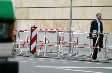 Μεταφορά πρεσβειών σε ασφαλέστερες τοποθεσίες μελετά η βρετανική κυβέρνηση