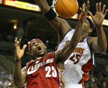 Ήττα των Καβαλίερς από τους Ουόριορς παρά την εντυπωσιακή εμφάνιση του Λεμπρόν Τζέιμς