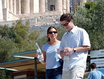 «Στοπ» σε τσιγάρα, ποτά και… τακούνια στους αρχαιολογικούς χώρους