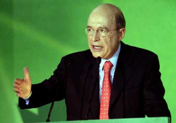 Η Νέα Δημοκρατία απειλεί σημαντικές κατακτήσεις του λαού, δήλωσε ο Κώστας Σημίτης