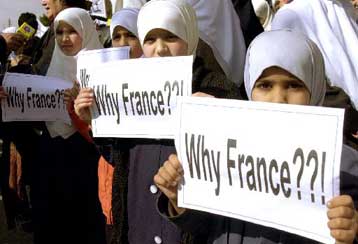 Διαμαρτυρία χιλιάδων μουσουλμάνων για την απαγόρευση της μαντήλας στα γαλλικά σχολεία