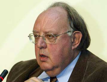 Το όνομα του Γ. Παπανδρέου δεν οριοθετεί την πολιτική του, δηλώνει ο Θ.Πάγκαλος