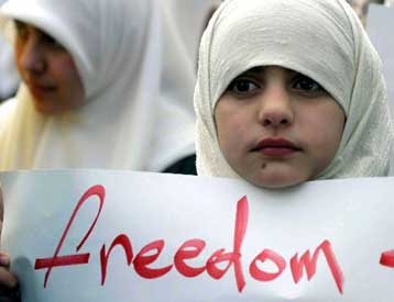 Eπικρίνει τις διαμαρτυρίες ισλαμιστών για την απαγόρευση της μαντήλας το Παρίσι