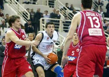 «Δικέφαλη» νίκη για τον ΠΑΟΚ, 74-70 τον Ολυμπιακό-Κέρδισε το Περιστέρι