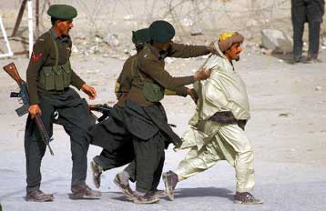 Σε νέες συλλήψεις υπόπτων για διασυνδέσεις με την Αλ Κάιντα προχώρησε το Πακιστάν