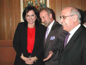 Για μονόλογο κατηγορεί τον Γιώργο Παπανδρέου η Ντόρα Μπακογιάννη