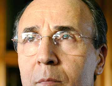 Αγνωστοι ανατίναξαν το αυτοκίνητο του πρώτου μουσουλμάνου νομάρχη στη Γαλλία