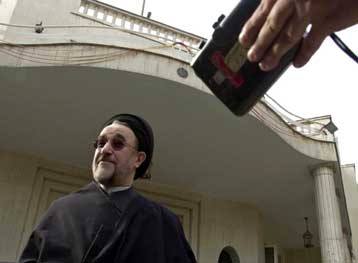 Με μποϊκοτάζ από τις βουλευτικές εκλογές απειλεί το κόμμα του Ιρανού προέδρου