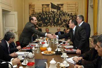 Στο τραπέζι των διαπραγματεύσεων ΓΣΕΕ-ΣΕΒ αμοιβές και ώρες εργασίας