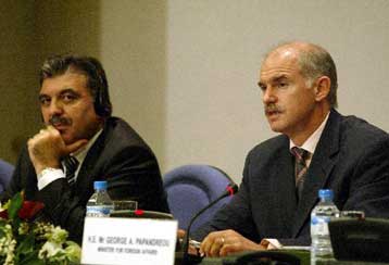 Θετική η απάντηση της Τουρκίας στην πρόταση Παπανδρέου περί μείωσης αμυντικών δαπανών