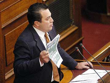 Παράλυση στο υπουργείο Εξωτερικών καταγγέλλει η Νέα Δημοκρατία