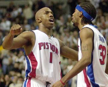 Ασταμάτητοι οι Πίστονς νίκησαν εύκολα τους Σπερς και πέτυχαν νέο ρεκόρ σερί νικών