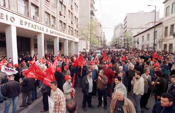 Επεισόδια και συμπλοκές οικοδόμων και αστυνομικών έξω από το υπουργείο Εργασίας