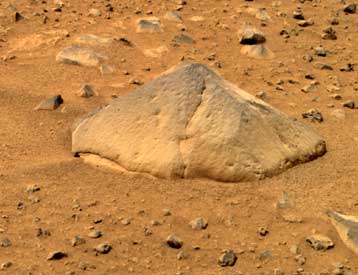 Το Spirit σταματά για να εξετάσει μια πέτρα μετά την κυριακάτικη βόλτα του στον Αρη