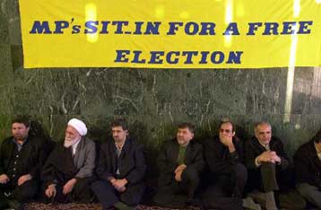 Μερική αναθεώρηση της απόφασης αποκλεισμού των μεταρρυθμιστών από τις εκλογές του Ιράν