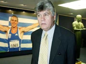 Εναρξη διαλόγου και άρση των μέτρων ζητά η ΕΠΟ