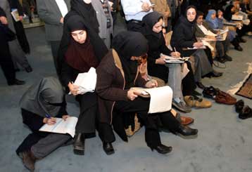 Πέντε τραυματίες στη διάρκεια συγκρούσεων μεταρρυθμιστών-σκληροπυρηνικών στο Ιράν