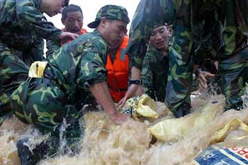 Χιλιάδες άτομα απομακρύνθηκαν από τις εστίες τους στην Κίνα υπό το φόβο πλημμύρων