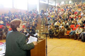 Το ΚΚΕ δεν θέλει τη νεολαία χειροκροτητή ηγετών, επισήμανε η Αλέκα Παπαρήγα