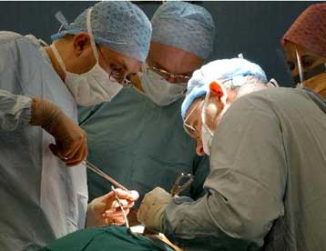 Χειρουργοί αφαιρούν από Ρουμάνα ασθενή όγκο… 80 κιλών