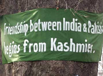 Ιστορική πρώτη συνάντηση Ινδών αξιωματούχων με αυτονομιστές του Κασμίρ